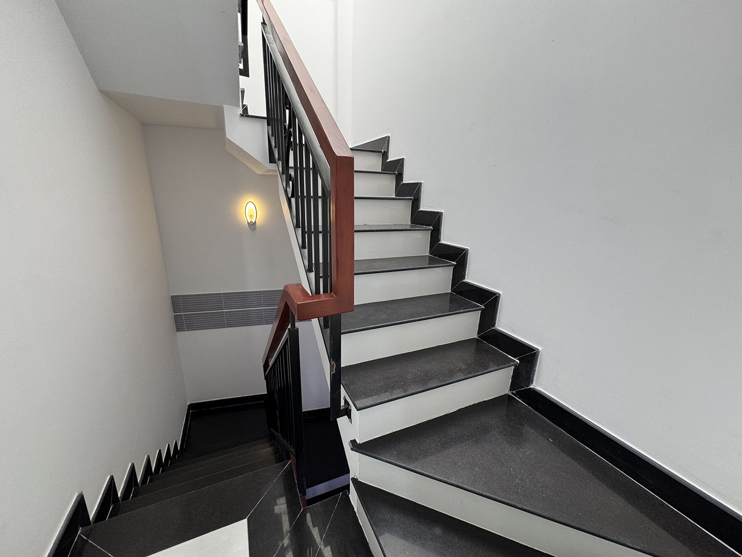 Nhà phố Trệt,3 lầu, sân thượng, mới 100%, 4 phòng ngủ, hẻm xe hơi đổ cửa khu VIP Nguyễn Thượng Hiền
